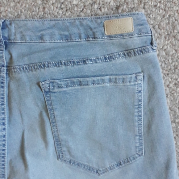 New Skinny Mid Rise Stretchy Studded Ankle Jean. - Picture 7 of 8